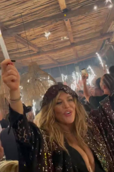 Loredana Groza s-a distrat pe mese, până dimineață, la Tulum