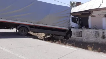 VIDEO. Un șofer a intrat cu TIR-ul într-o casă, pe DN 6, la Brădești și a murit pe loc. Încerca să evite o mașină