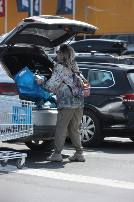 Gina Pistol descarcă totul în portbagaj (Foto: CANCAN.RO)
