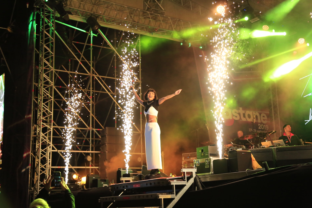Irina Rimes, gafa anului pe scenă! Vedeta Pro TV a rămas cu „rușinica” la vedere la Festivalul Castanelor 2019