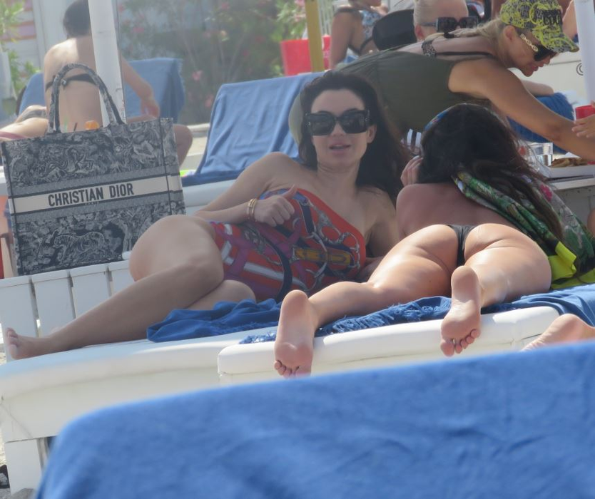 Roxana, la plajă, alături de o prietenă
