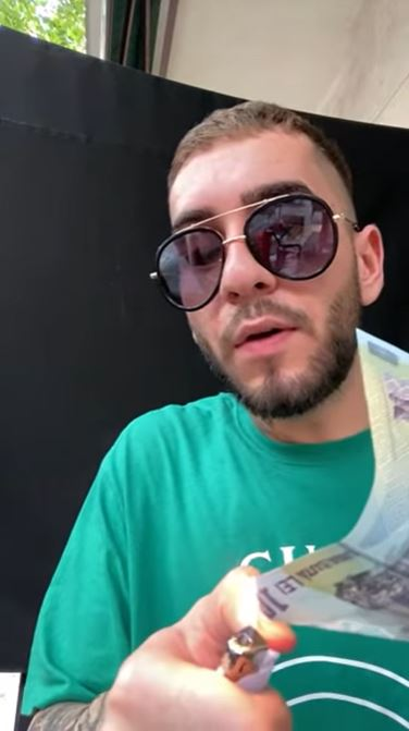 Fulgy a dat foc unei bancnote de 100 de lei în timp ce era la un restaurant: “Uitați ce înseamnă banii pentru mine”. Ce sume oferă cerșetorilor | VIDEO