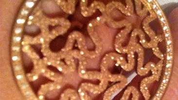 Cati bani are pe mana fiica Adinei Buzatu!!! Vezi aici inelul de 3.000 E pe care i l-a facut cadou mamei ei!