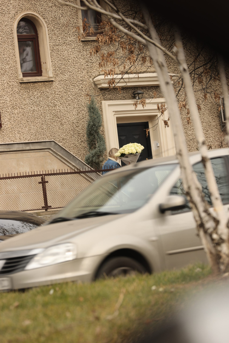 Irina Tănase duce buchetul la mașină (Foto: CANCAN.RO)
