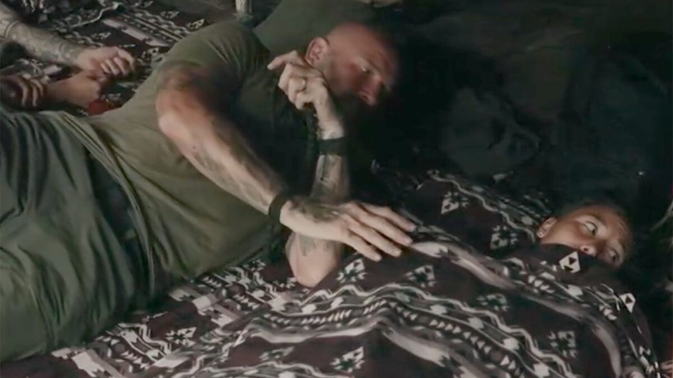 De ce dorm Ștefania Stănilă și Cătălin Zmărăndescu unul lângă altul, la Survivor. Jador i-a dat de gol