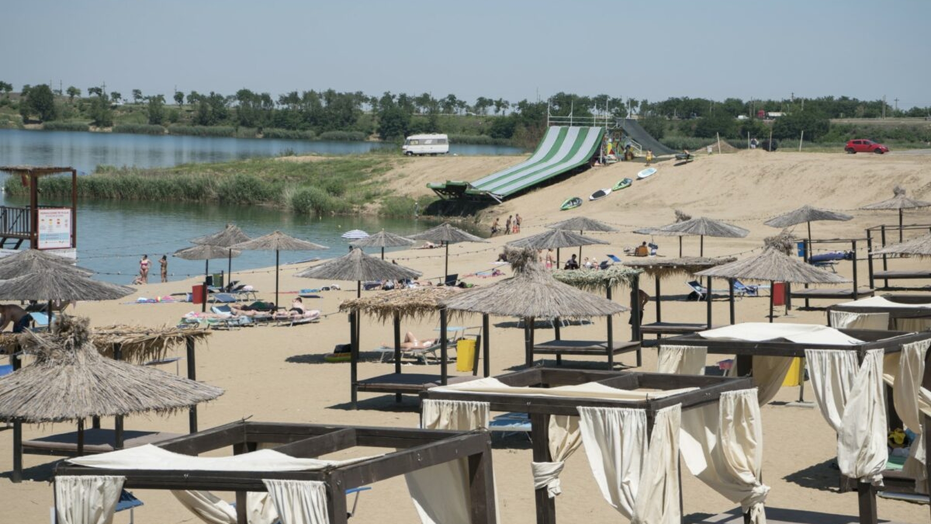 Litoralul din vestul României. Plaja atrage mii de turiști în fiecare an