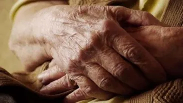 Un bătrân din județul Galați a fost legat, lovit și tâlhărit după ce a primit în casă un fals reporter