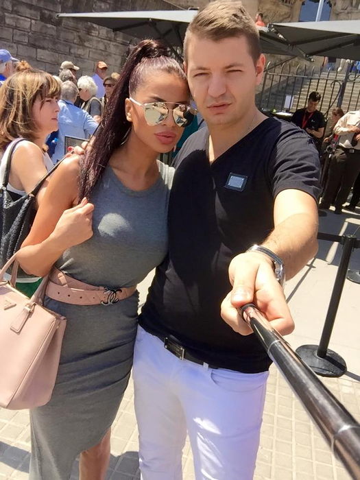 Alex obişnuia să-şi plimbe iubita prin locuri exotice