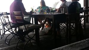 Crina Matei si-a facut de cap pe litoral. A baut vin alb in amiaza mare si a flirtat cu un barbat grizonat!