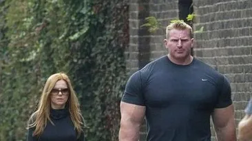 El e incredibilul Hulk! Uite cum tine sugrumat in lesa un catelus mai mic decat bratul lui