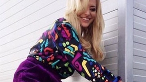 A fost transformată în păpuşă de un designer român! Cum arată Delia de jucărie