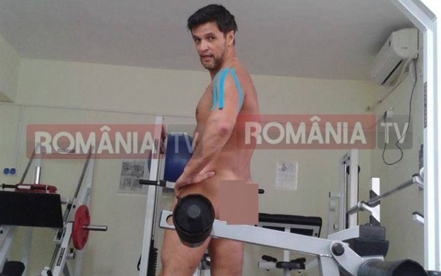 Ofițerul care s-a pozat gol-pușcă în incinta Penitenciarului Vaslui a fost numit director adjunct al închisorii!