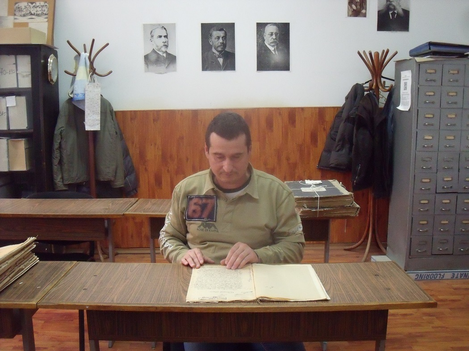 Inspectorul Florin Dîrdală este pasionat de secretele Focşaniului vechi şi a studiat zeci de documente