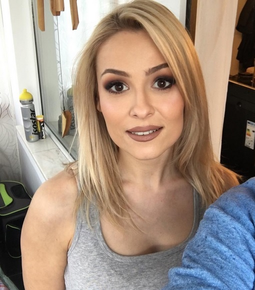 Elena este căsătorită cu CRBL de peste 8 ani.