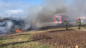 Incendiu pe DN 1! O mașină a luat foc lângă Aeroportul Băneasa