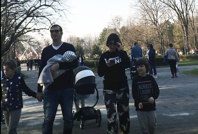 Maria Marinescu și Alin Petrache și-au scos copiii la plimbare. în parc