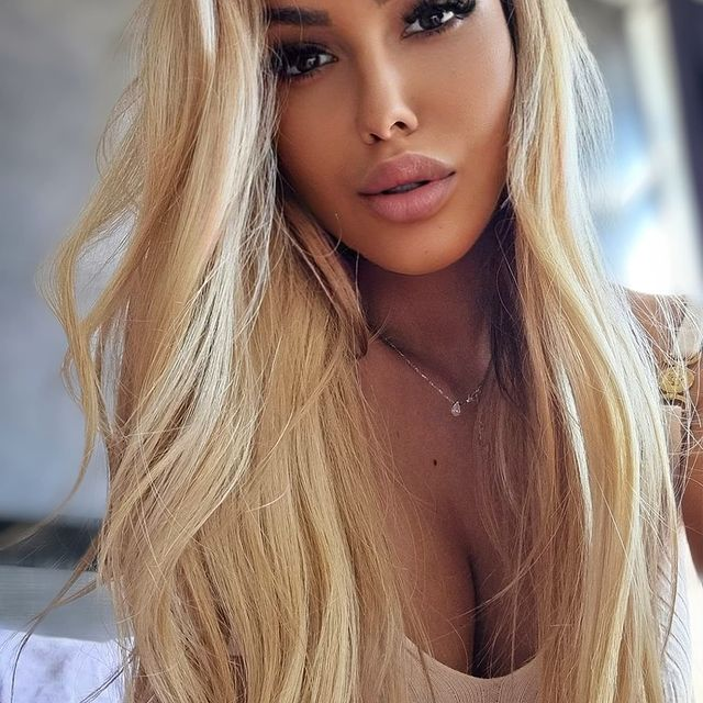 Masha este tinerică, frumușică și foarte sexy!