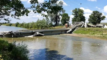 Un pod din România s-a prăbușit la doar 9 luni după ce a fost reparat. Mașinile au căzut în apă cu tot cu șoferi