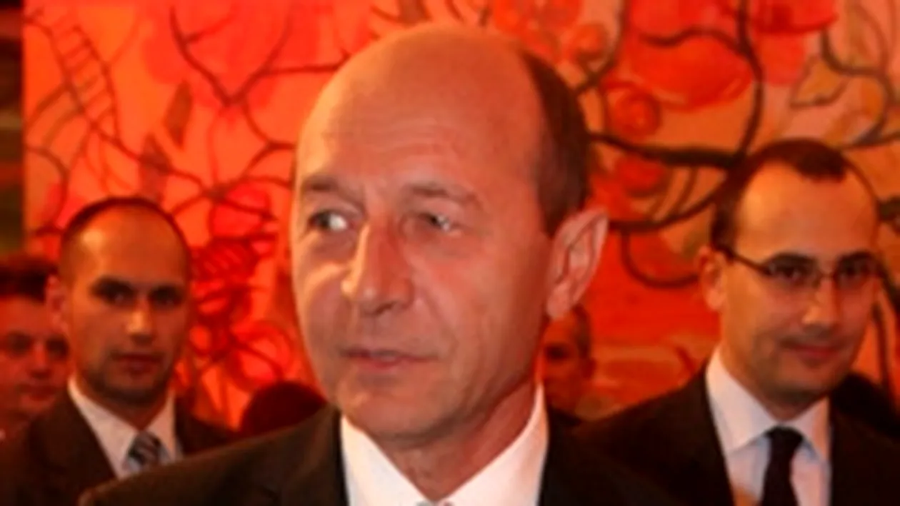 Avionul prezidential roman are rezervorul lipit si hubloul de la cabina crapat!