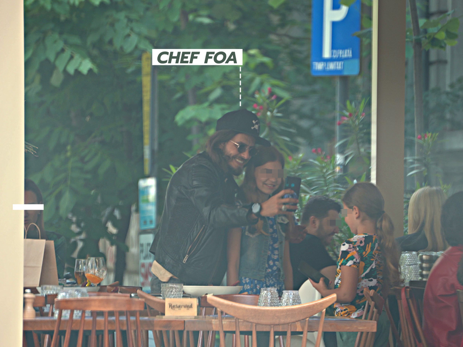 Chef Foa face poze cu o fetiță, probabil admiratoare/ Sursă foto: CANCAN.RO