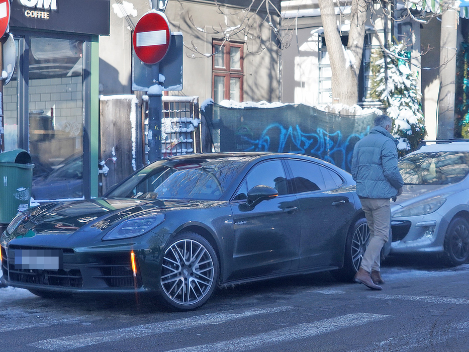 Și-a parcat bolidul, un Porche Panamera, pe trecerea de pietoni