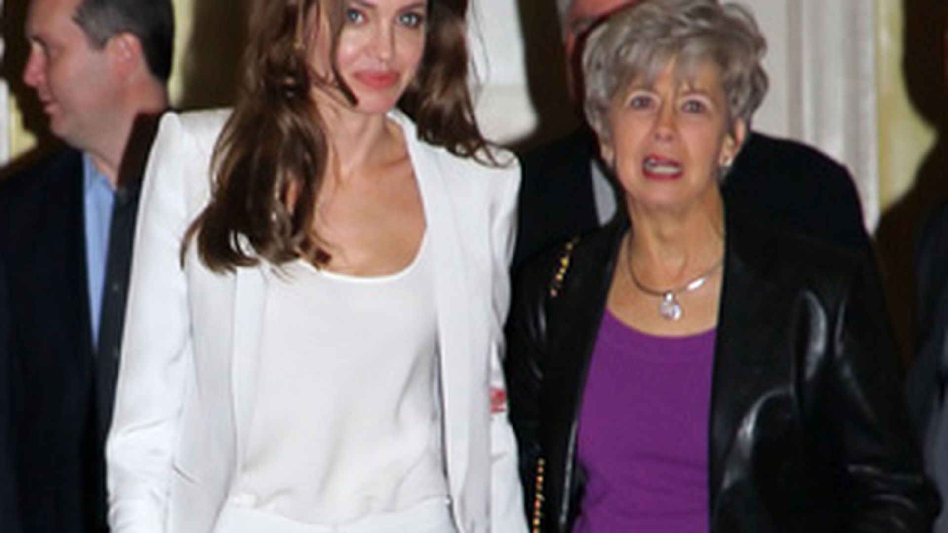 Angelina Jolie se intelege de minune cu soacra - Au iesit impreuna la plimbare