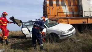 Accident grav în Suceava. Două persoane au murit, după ce mașina în care se aflau a fost spulberată de tren| VIDEO