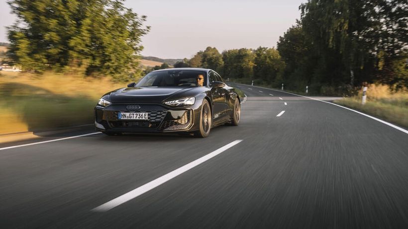 Lista obiectelor obligatorii în mașină în 2026. Șoferii riscă amenzi dacă nu le au