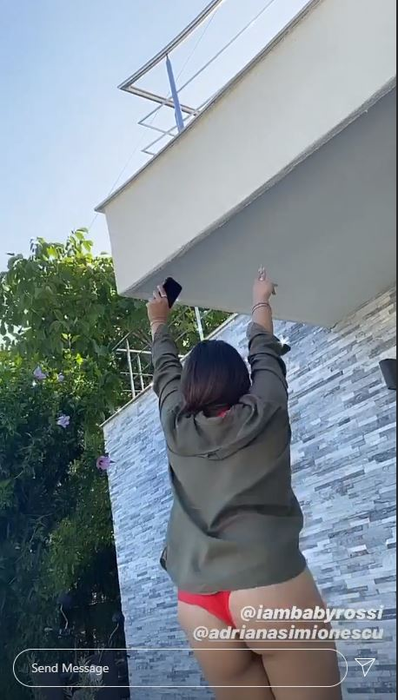 Îmbrăcată sumar, Adriana Simionescu, dans provocator pe marginea piscinei! Soția lui Adrian Minune a purtat un costum de baie sexy și s-a distrat alături de fiicele sale