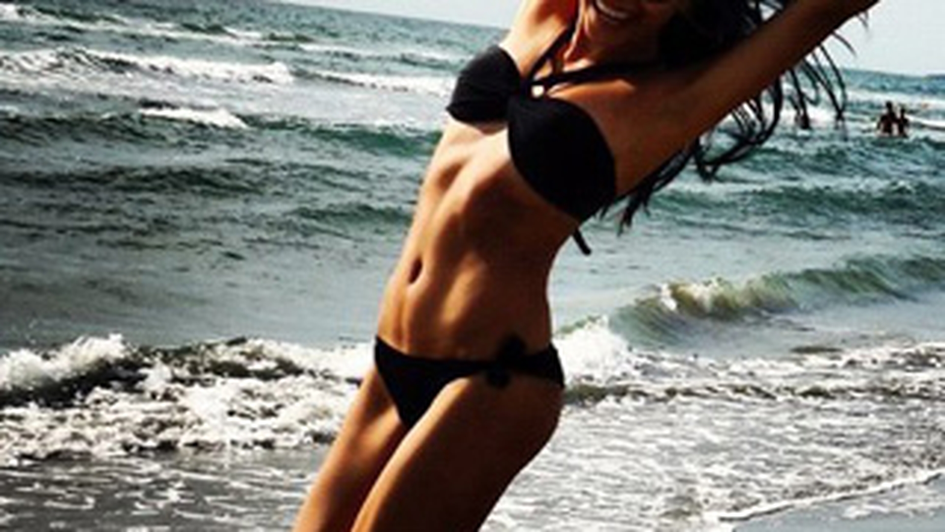 Ce buna e Corina Caragea in costum de baie! Doar la abdomenul ei perfect si sanii fermi o sa te gandesti cand te uiti la stirile sportive