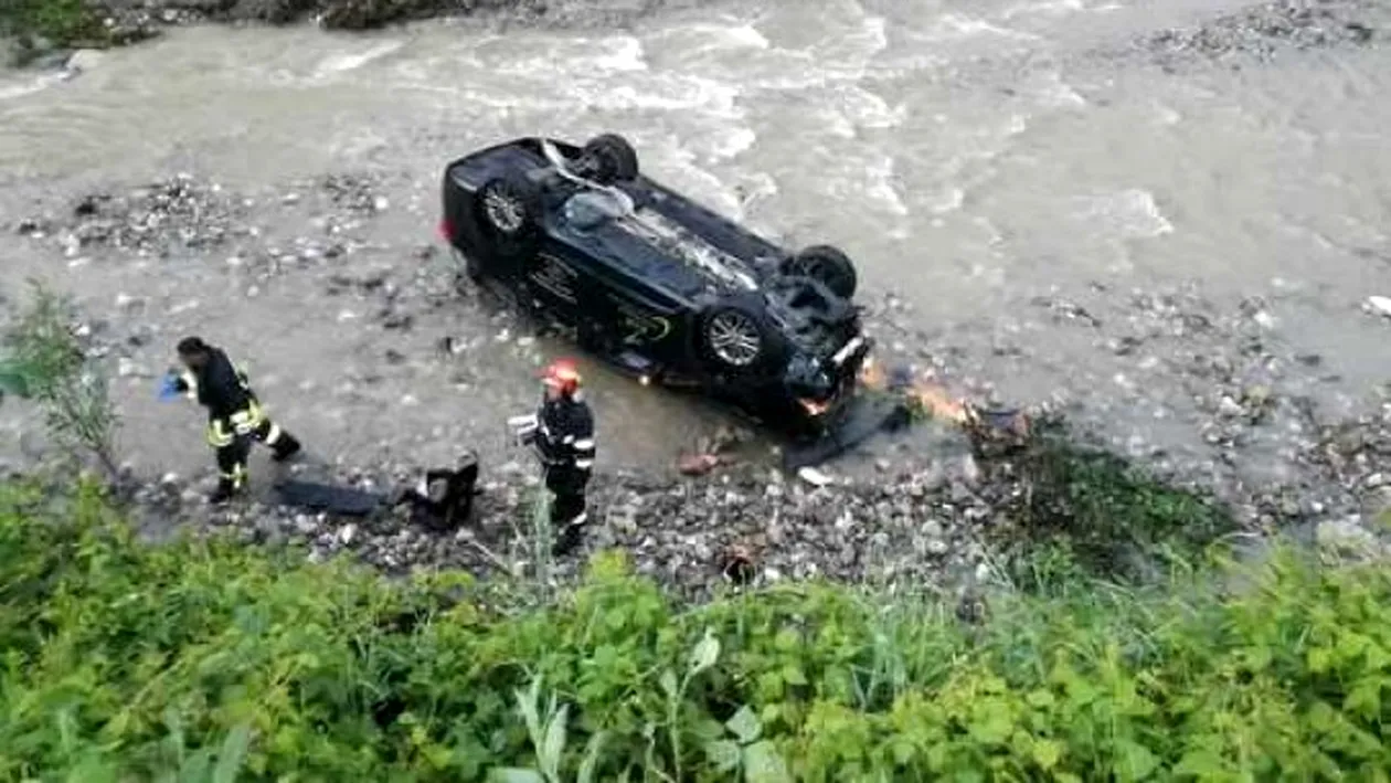 O familie cu un copil de doi ani a ajuns cu mașina în râu! Au plonjat de la 9 metri