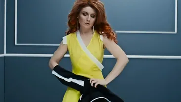 Niciodata nu ti-ai inchipuit ca poate gati in desuuri sexy. O celebra cantareata a socat cu tinuta ei