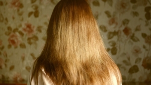 O femeie a fost pusă într-o situație rușinoasă, după ce hairstylist-ul ei a postat o fotografie cu podoaba capilară