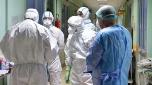 Cicatricile eroilor din prima linie. Cum arată un tânăr asistent român după zeci de ore de muncă. Foto impresionant