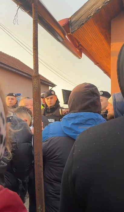 Revoltă în Sânmihaiu Român după ce criminalul lui Mario Berinde s-a mutat în localitate. Oamenii au protestat: “Copiii noștri sunt terorizați!”