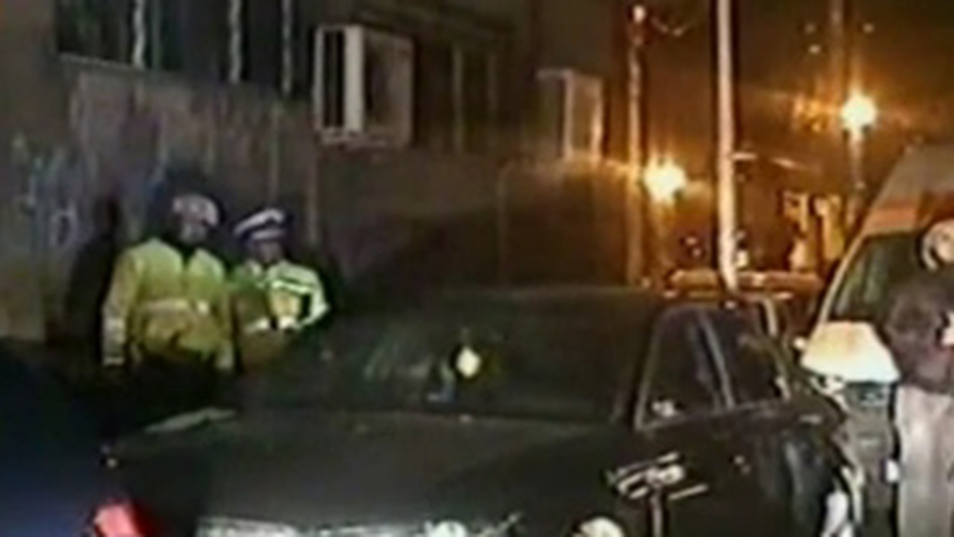 VIDEO Un sofer, aflat la un pas de coma alcoolica, s-a baricadat in masina! Vezi cum au reusit politistii sa-l scoata din autoturism