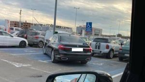 Din seria: ai parcat ca un #*%. Un șofer „dă” BMW a ocupat 3 locuri destinate persoanelor cu dizabilități
