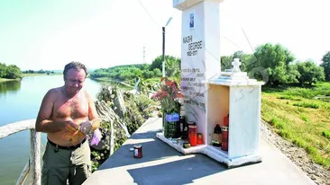 Flacara pe malul Dunarii pentru afaceristul mort fara lumanare! I-au ridicat monument milionarului Naghi