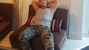 De data aceasta a întrecut orice limită! Trăistariu s-a pozat iar în chiloţi dar....cu un personaj aflat în mare vogă!