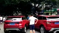 Acesta e accidentul rutier al anului! Nimeni nu s-ar fi aşteptat vreodată ca un Range Rover să se ciocnească chiar cu replica sa chinezească!