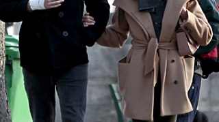 Romantic sau nu? Eva Mendes, la plimbare cu Ryan Gosling prin cimitir