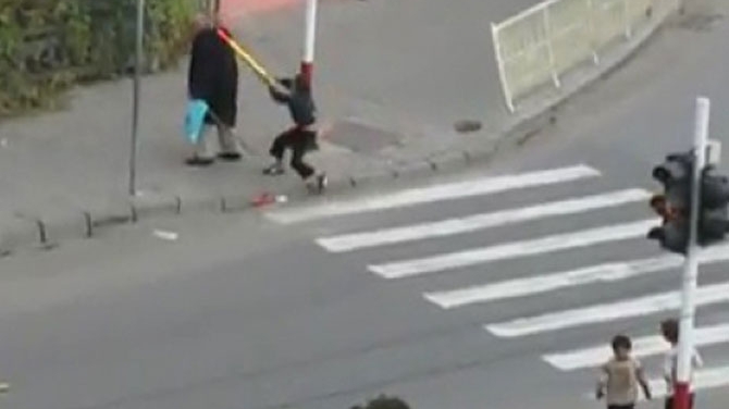 Imagini socante si dureroase! Un batran, batut cu bestialitate de un grup de copii, in fata bisericii