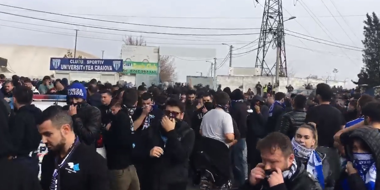Violențe la Craiova, înainte de meciul  CSU II - FCU. Jandarmii au dat cu gaze lacrimogene