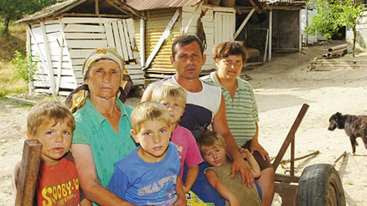 Mama baiatului care a zburat agatat de roata unui avion este mandra de fiul ei: este prima persoana din sat care a mers in alta tara