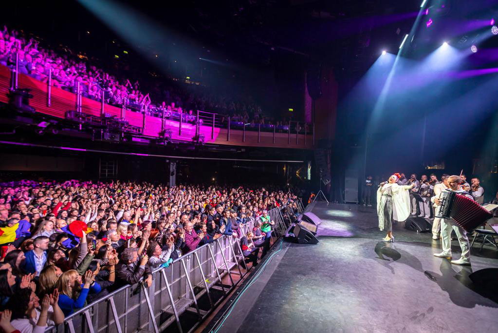 Andra susține concerte în fața a mii de oameni, iar show-ul este garantat