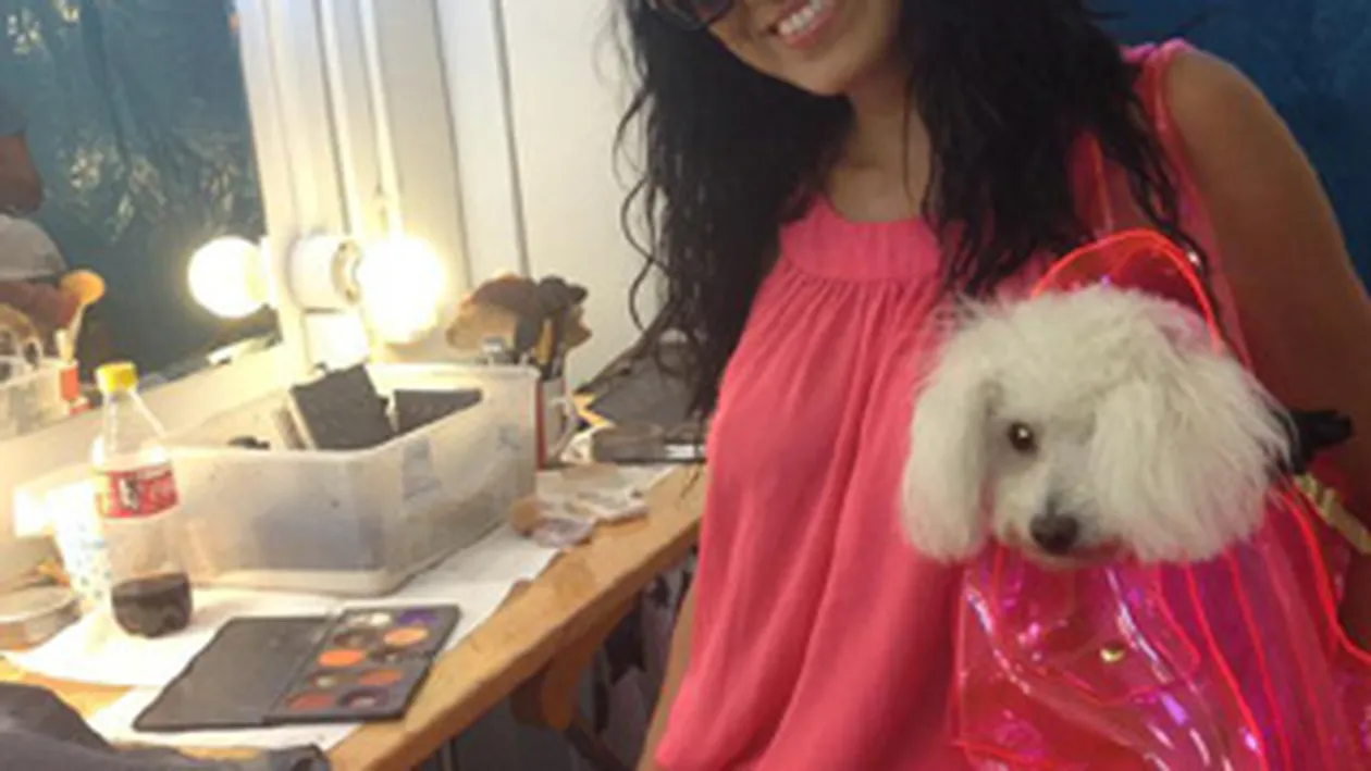 Adelina Pestritu si-a asortat rochita cu geanta in care-si poarta cateaua! Uite ce pink e look-ul ei!