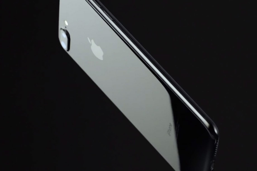 Aşteptarea a luat sfârşit! Cum arată iPhone 7 şi ce accesorii futuristice are!