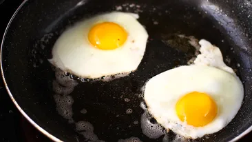 Cel mai tare truc în bucătărie! Ce se întâmplă dacă pui puțină făină în tigaie, când faci ouă ochiuri