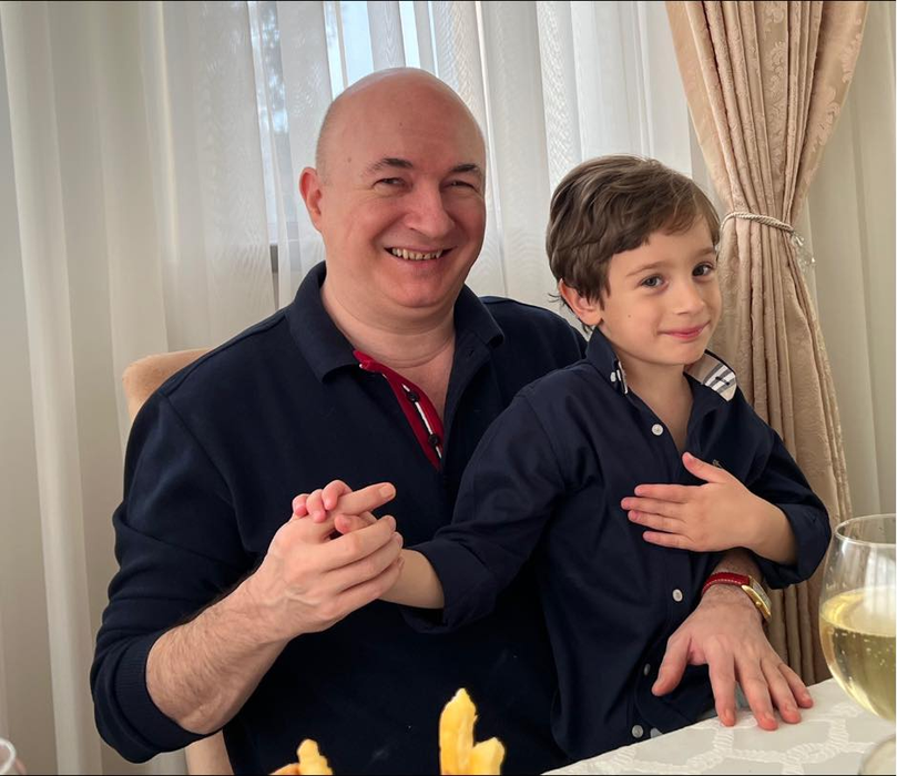 Codrin Ștefănescu, alături de nepoțelul său, Radu, care a împlinit recent șapte anișori / Sursă foto: Facebook