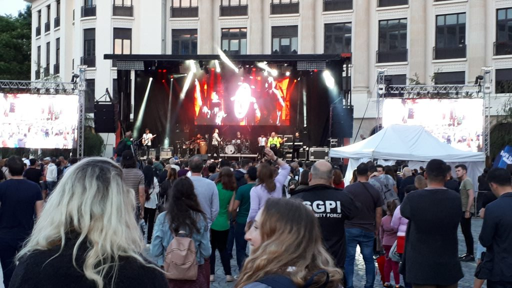 Smiley, părăsit de fani! A cântat în fața a doar câțiva spectatori, deși intrarea a fost liberă